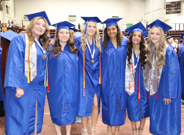  Glendale High graduates stand together and pose for the camera